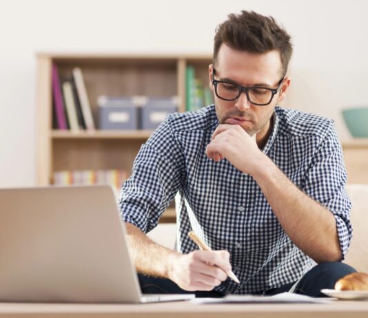 Homem entendendo como aprender a escrever em inglês