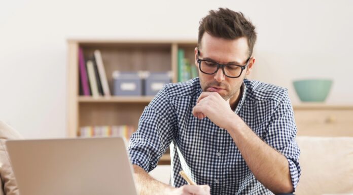 Homem entendendo como aprender a escrever em inglês