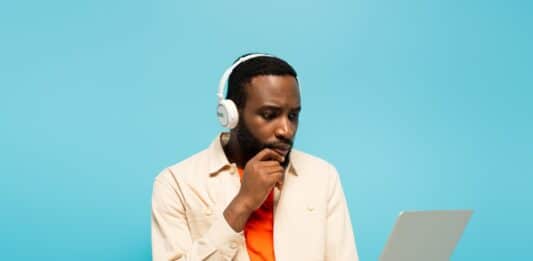 É possível aprender inglês em 8 semanas? Homem pensando se é possível aprender inglês em 8 semanas