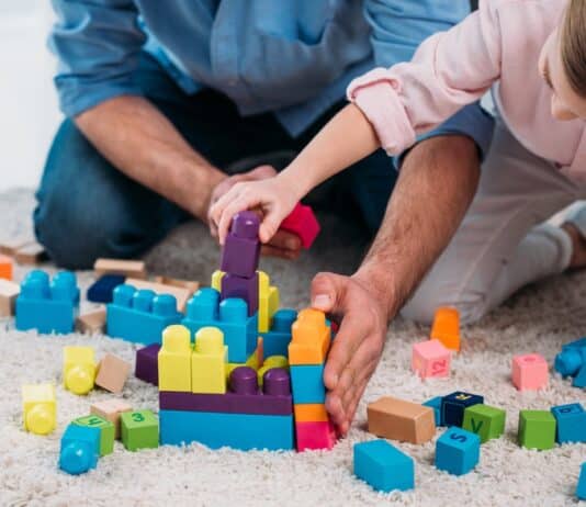 Crianças praticando o verbo to play