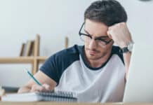 Homem estudando Passado simples e Passado Contínuo