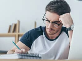 Homem estudando Passado simples e Passado Contínuo