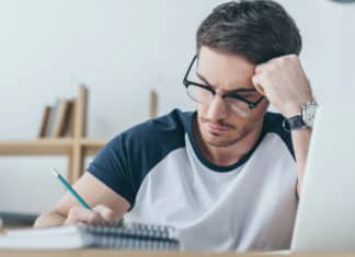 Homem estudando Passado simples e Passado Contínuo