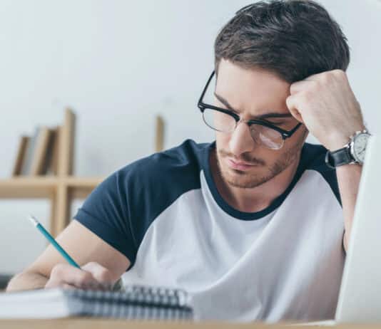 Homem estudando Passado simples e Passado Contínuo