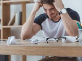 Homem frustrado porque não consegue aprender inglês