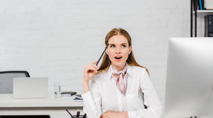 Mulher pensando na diferença entre make e made em inglês