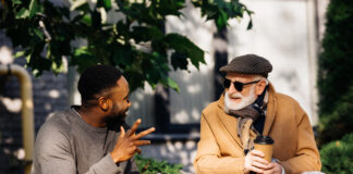 Duas pessoas conversando na rua aprendendo a Como pedir e dar direções em inglês