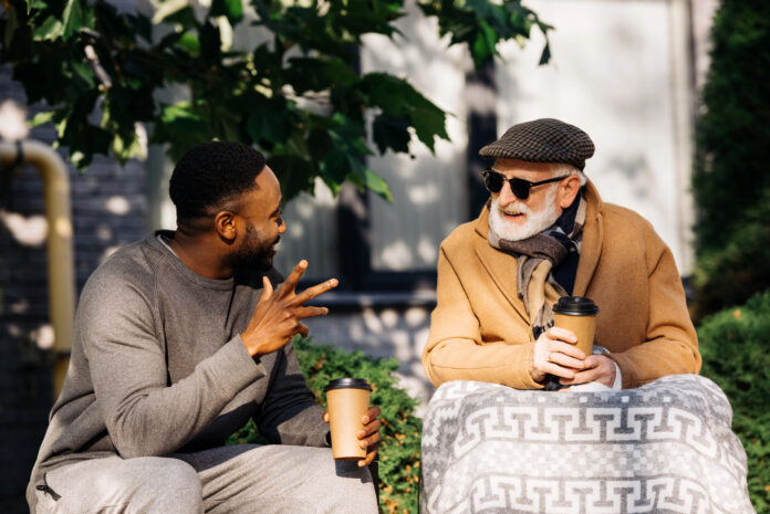 Duas pessoas conversando na rua aprendendo a Como pedir e dar direções em inglês