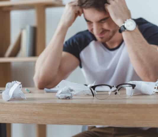 Por que você não consegue aprender inglês? Veja os motivos! Homem frustrado porque não consegue aprender inglês