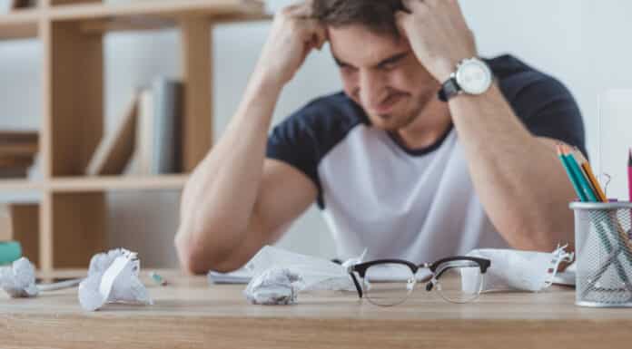 Homem frustrado porque não consegue aprender inglês