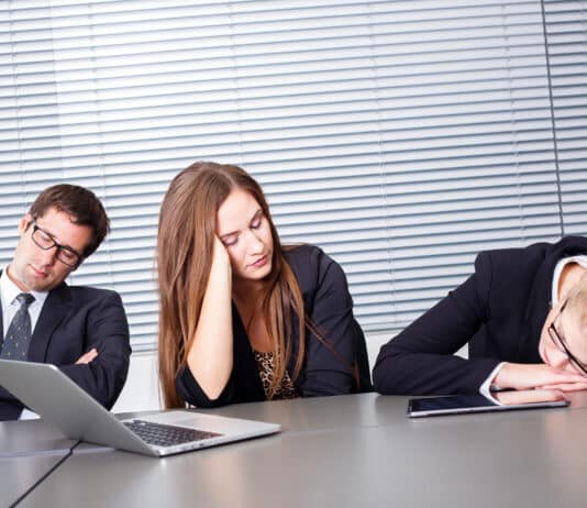 Imagem de pessoas entediadas representando o que são Boring words