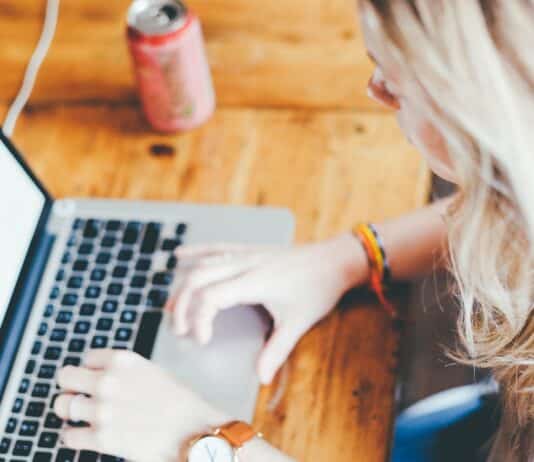 Mulher aprendendo a como usar o verbo to have