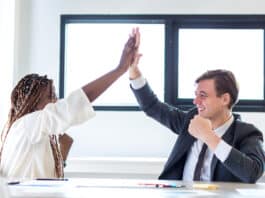 Imagem de duas pessoas se cumprimentando representando as saudações em inglês