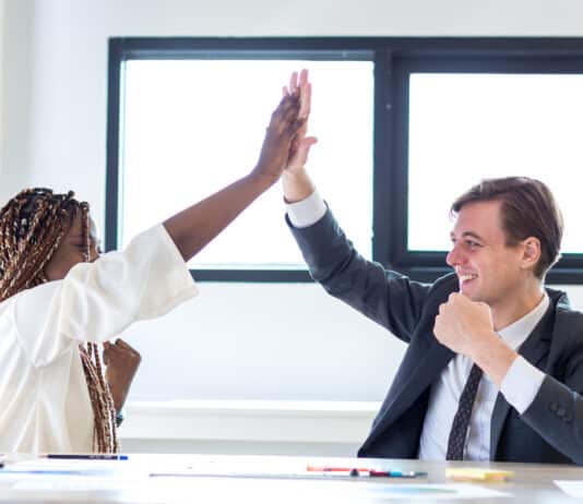 Imagem de duas pessoas se cumprimentando representando as saudações em inglês