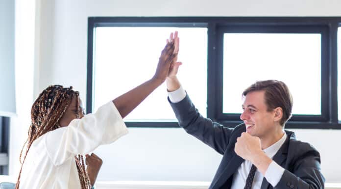 Imagem de duas pessoas se cumprimentando representando as saudações em inglês
