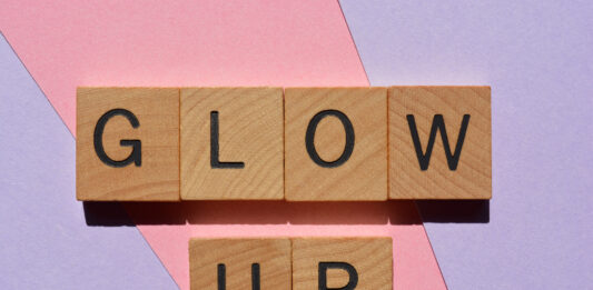 Imagem onde está escrito em blocos em 3d "Glow Up representando O que significa a expressão Glow Up