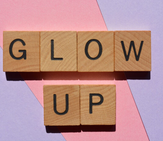 O que significa a expressão Glow Up? Imagem onde está escrito em blocos em 3d "Glow Up representando O que significa a expressão Glow Up