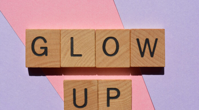 Imagem onde está escrito em blocos em 3d "Glow Up representando O que significa a expressão Glow Up