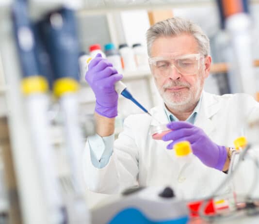 Homem estudando Ciências em inglês