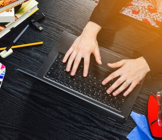 Pessoa aprendendo o verbo to be