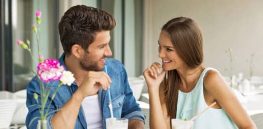 Imagem de um casal representando as Cantadas em inglês