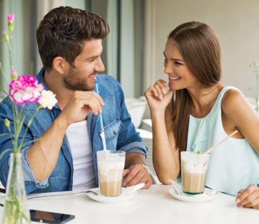 Cantadas em inglês: as 27 melhores para você conquistar o crush! Imagem de um casal representando as Cantadas em inglês