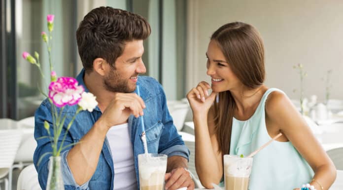 Imagem de um casal representando as Cantadas em inglês