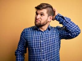 Homem confuso com os Erros em inglês que os próprios nativos cometem