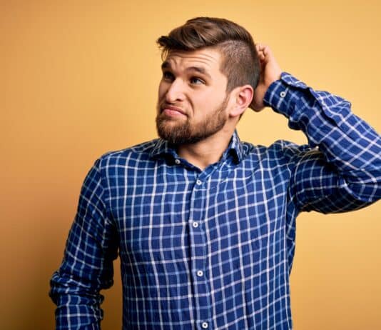 Erros em inglês que os próprios nativos cometem Homem confuso com os Erros em inglês que os próprios nativos cometem
