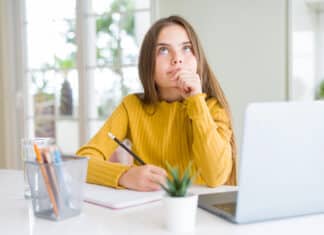 Imagem de uma mulher estudando e pensando nas Conjunções coordenativas em inglês