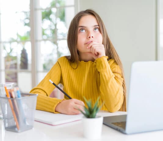 Imagem de uma mulher estudando e pensando nas Conjunções coordenativas em inglês