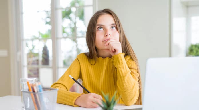 Imagem de uma mulher estudando e pensando nas Conjunções coordenativas em inglês