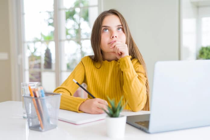 Imagem de uma mulher estudando e pensando nas Conjunções coordenativas em inglês