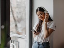 Estas são as melhores músicas para aprender inglês, confira agora Mulher escutando as melhores músicas para aprender inglês