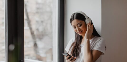 Estas são as melhores músicas para aprender inglês, confira agora Mulher escutando as melhores músicas para aprender inglês