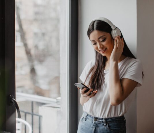 Mulher escutando as melhores músicas para aprender inglês