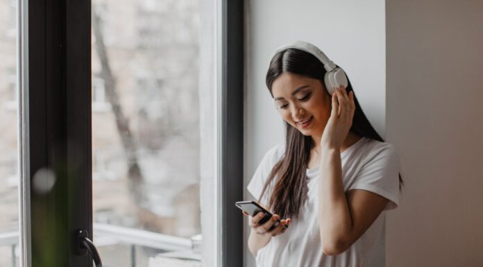 Mulher escutando as melhores músicas para aprender inglês