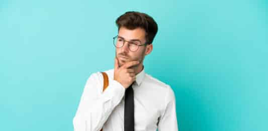 Homem pensando na diferença entre “Few” e “A Few”