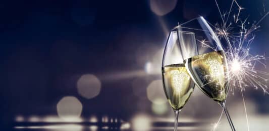 Imagem de duas taças de champanhe representando o Fim de Ano em inglês
