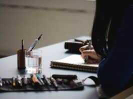 Pessoa aprendendo a memorizar verbos em inglês