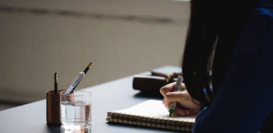 Pessoa aprendendo a memorizar verbos em inglês