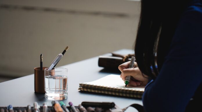 Pessoa aprendendo a memorizar verbos em inglês