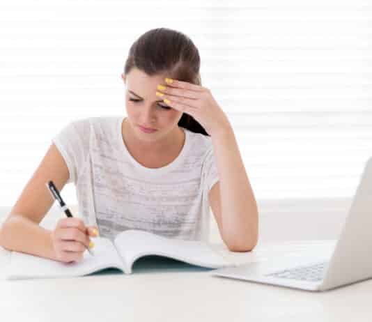 Mulher estudando os falsos cognatos em inglês