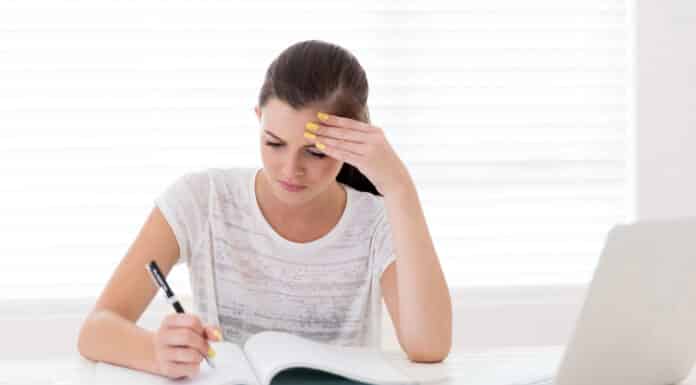 Mulher estudando os falsos cognatos em inglês