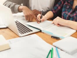 pessoas estudando Preposições em inglês