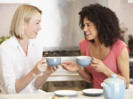 Imagem de duas mulheres conversando e usando Ditados em inglês