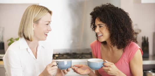 Imagem de duas mulheres conversando e usando Ditados em inglês