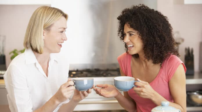 Imagem de duas mulheres conversando e usando Ditados em inglês