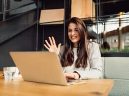Mulher aprendendo inglês para trabalhar em home office