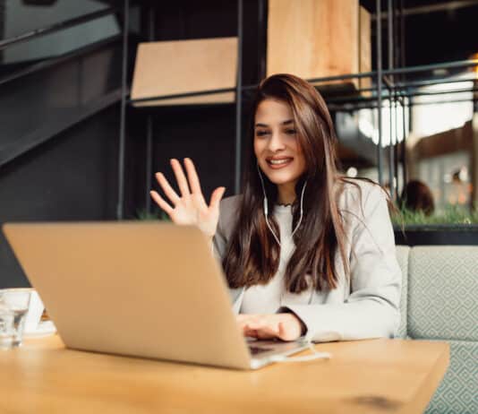 Mulher aprendendo inglês para trabalhar em home office